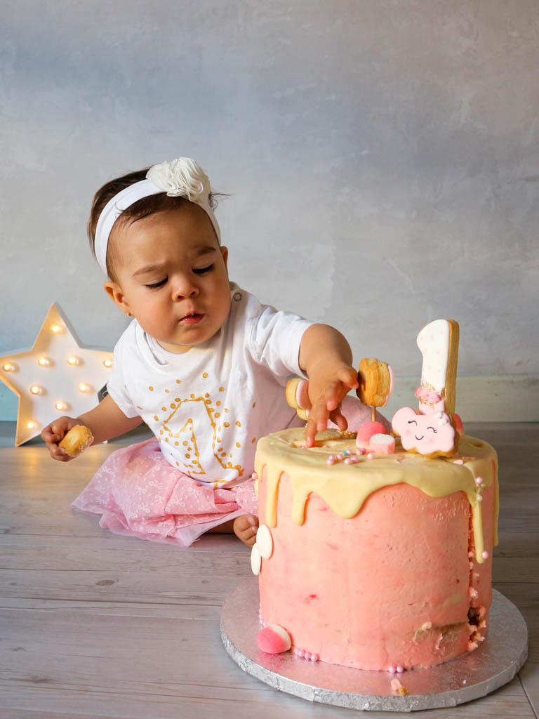 bebe tocando tarta de cumpleaños