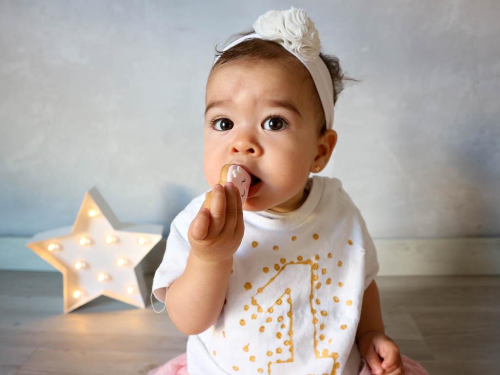bebe comiendo galleta