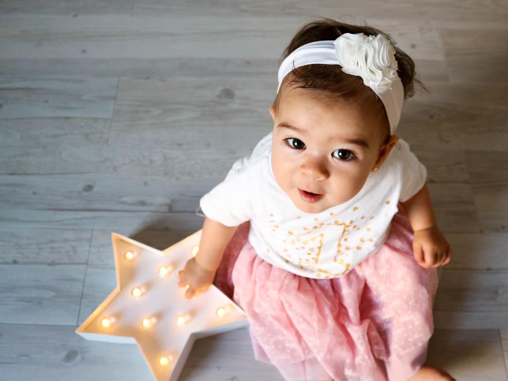 bebe mirando hacia arriba con estrella