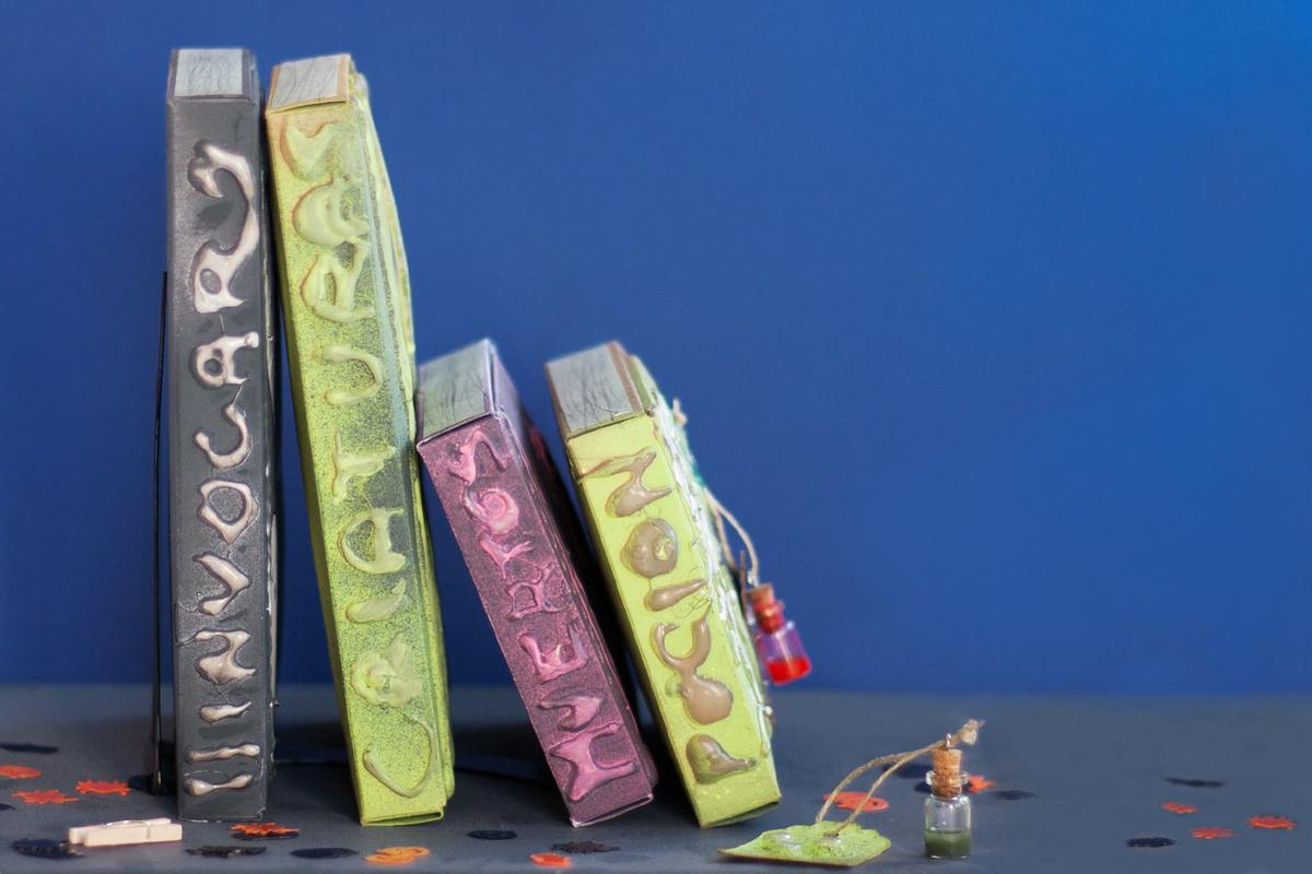 DIY customiza tus cajas para Halloween, visto en "I am a Mess Blog"