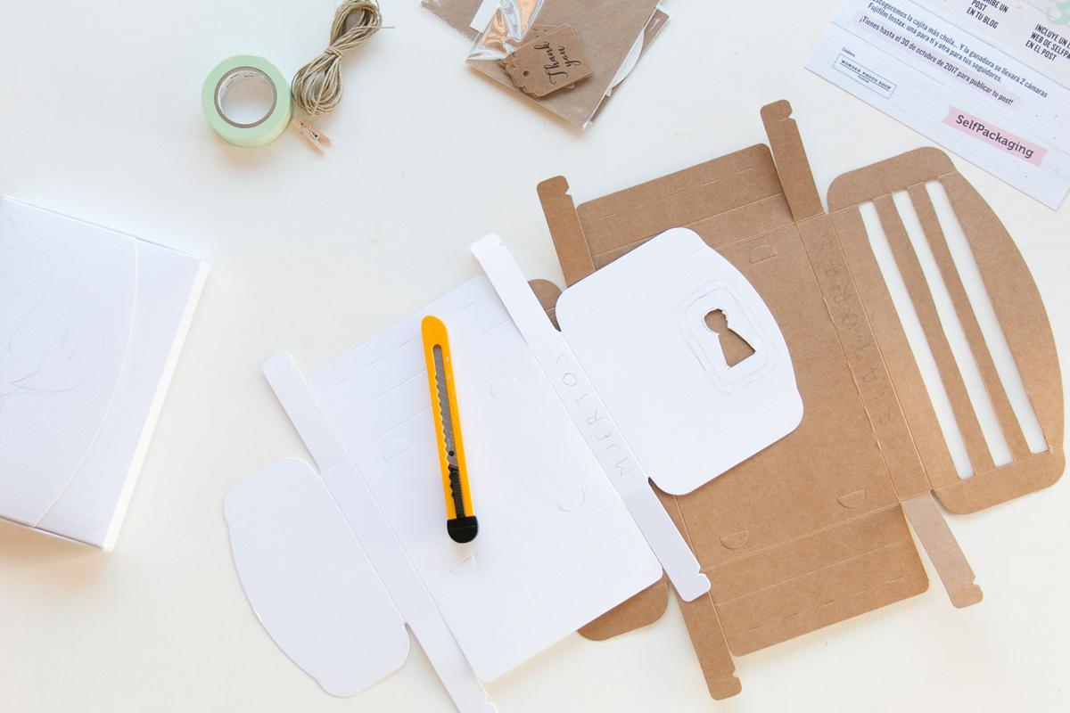 DIY customiza tus cajas para Halloween, visto en "I am a Mess Blog"