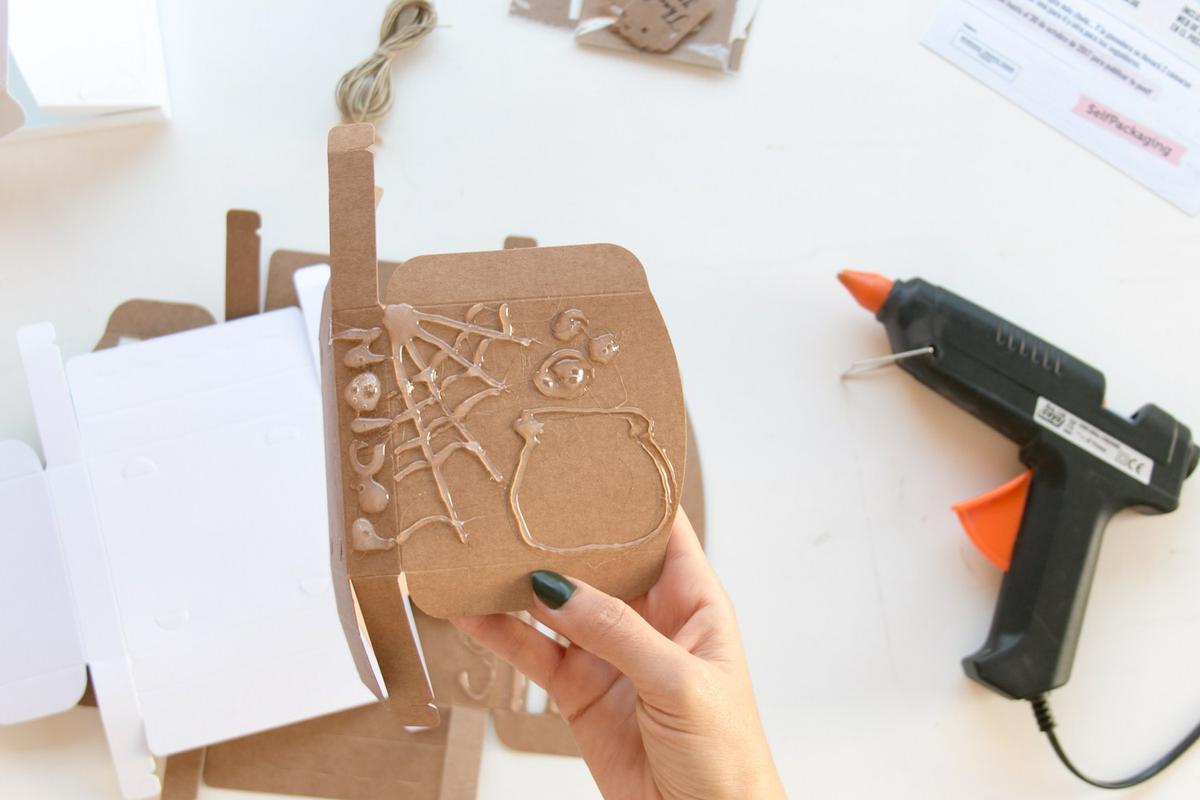 DIY customiza tus cajas para Halloween, visto en "I am a Mess Blog"