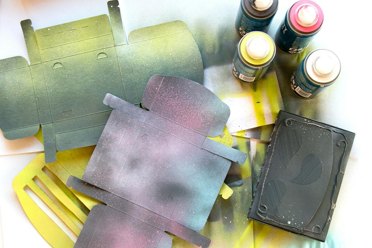 DIY customiza tus cajas para Halloween, visto en "I am a Mess Blog"