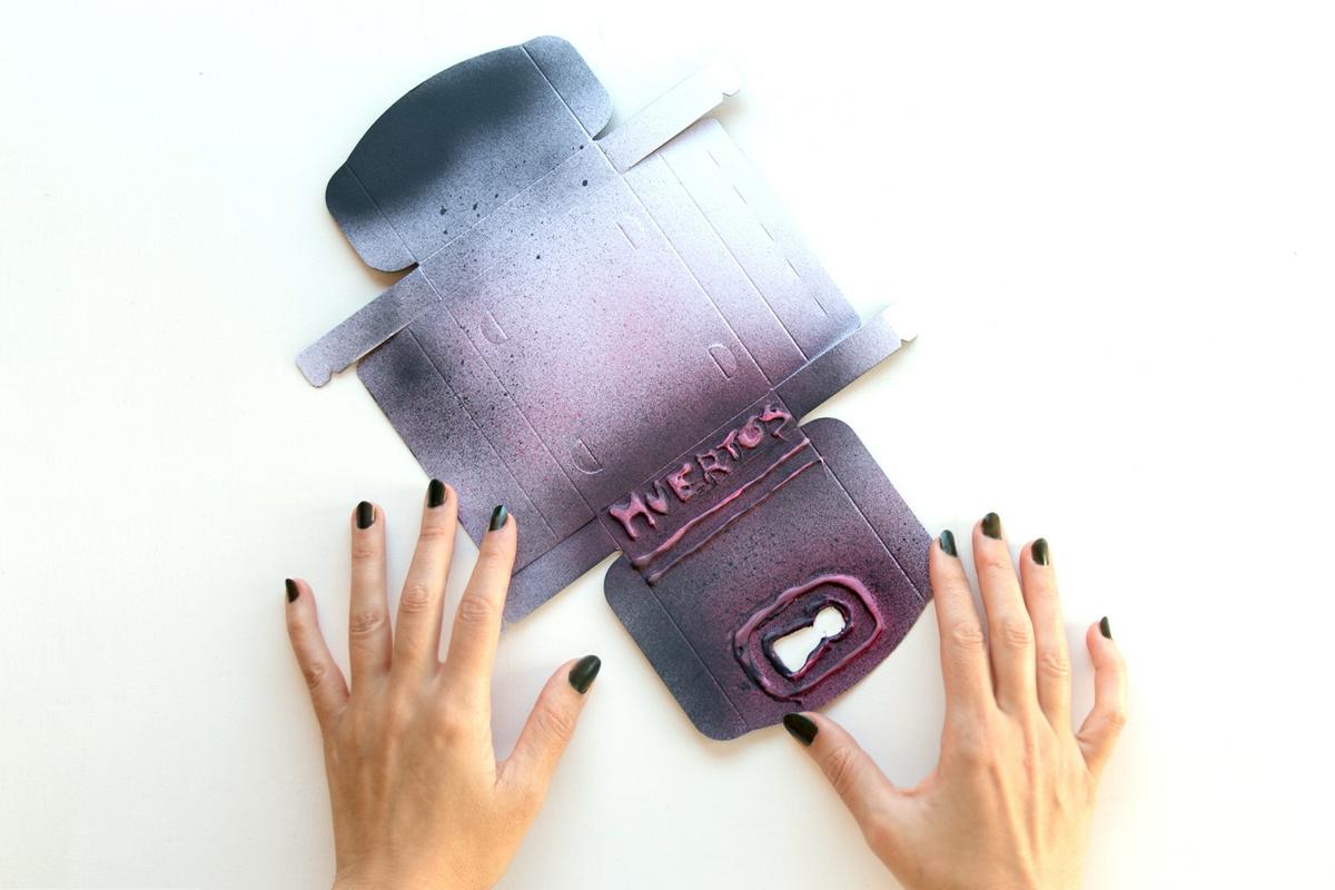 DIY customiza tus cajas para Halloween, visto en "I am a Mess Blog"