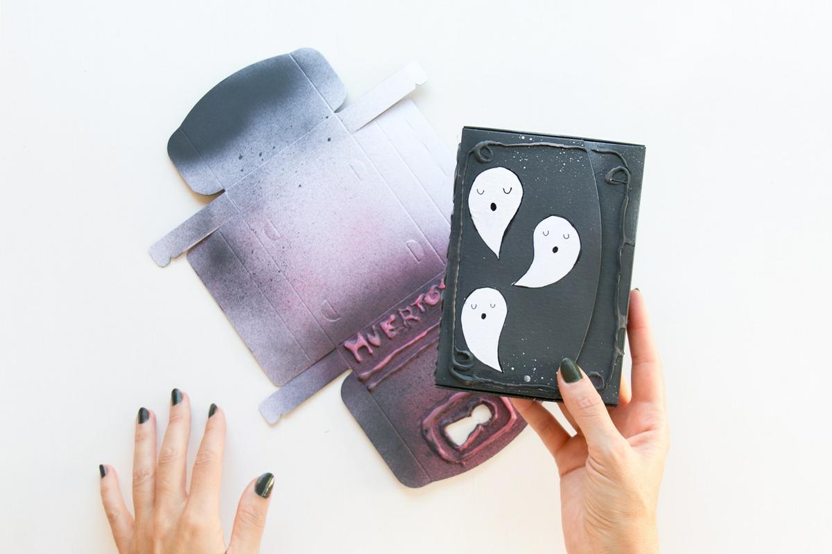 DIY customiza tus cajas para Halloween, visto en "I am a Mess Blog"