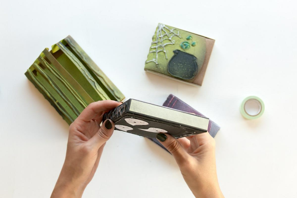 DIY customiza tus cajas para Halloween, visto en "I am a Mess Blog"