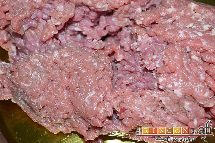 Cottage pie, poner a dorar la carne en un caldero con un poco de aceite de oliva