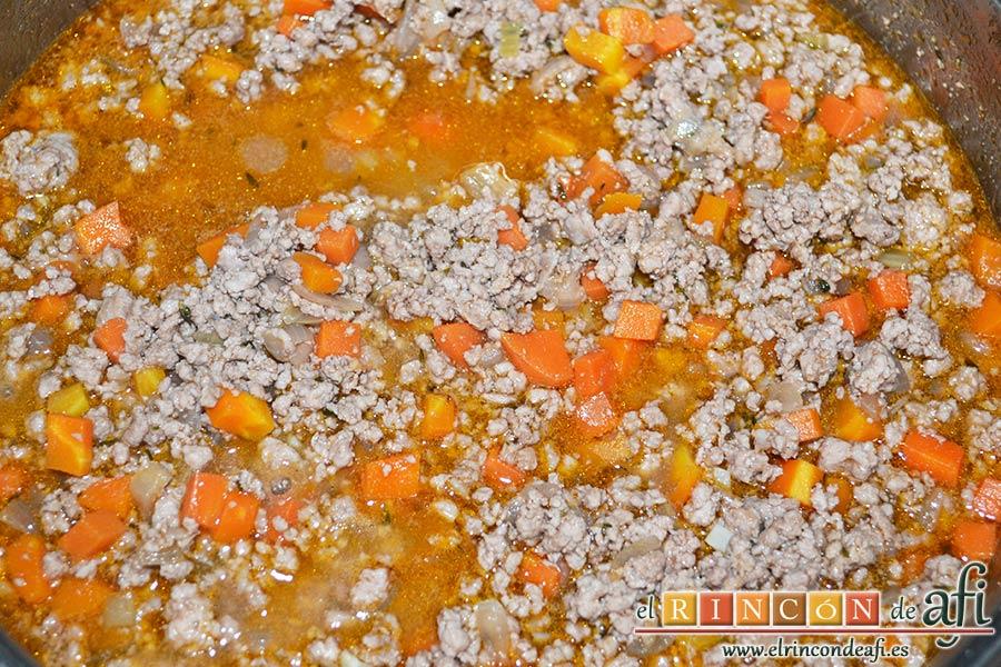 Cottage pie, salpimentar y dejar cocer otros 45 minutos