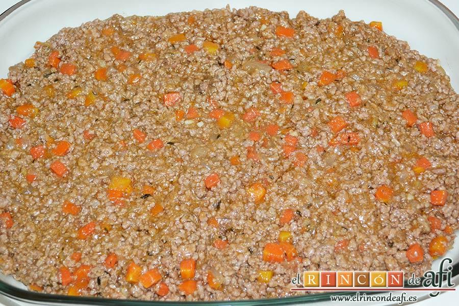 Cottage pie, volcarlo en una fuente de horno y dejar enfriar