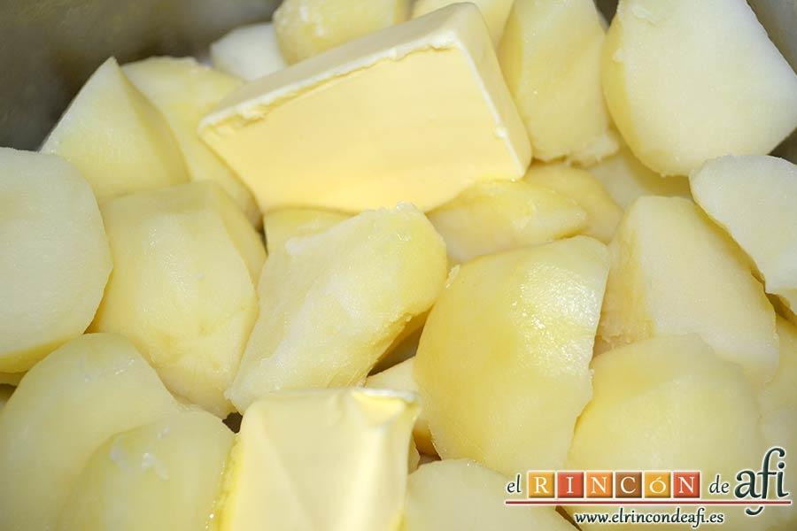 Cottage pie, escurrimos el agua de las papas y añadimos la mantequilla