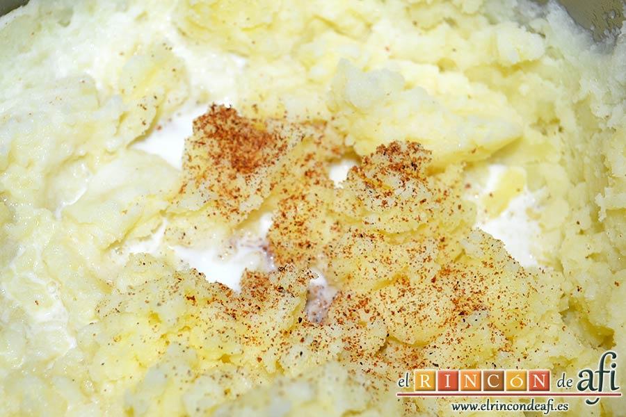 Cottage pie, añadimos la leche y la nuez moscada rallada y las pimientas ralladas