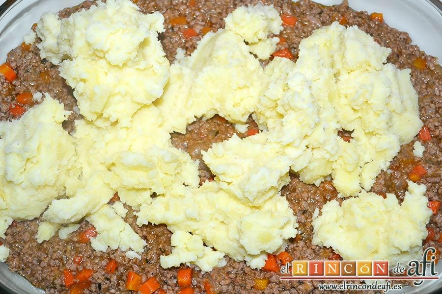 Cottage pie, machacamos hasta obtener un puré espeso y lo vertemos por encima