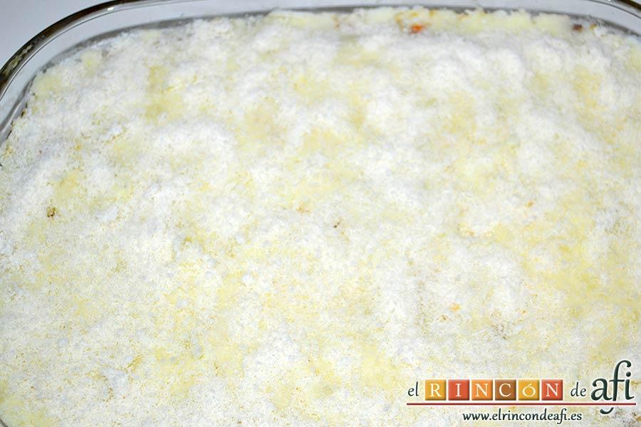 Cottage pie, espolvorear con queso parmesano rallado y hornear