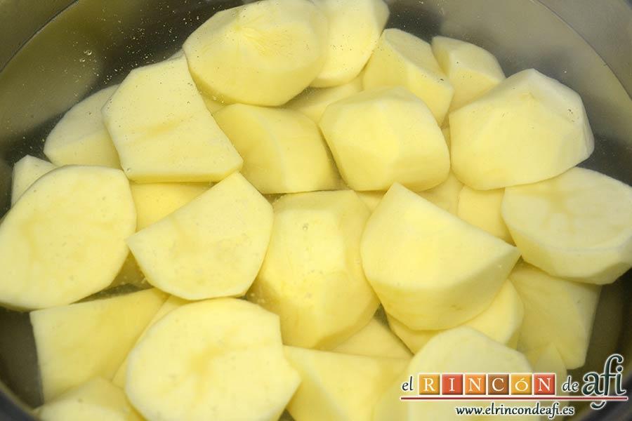 Cottage pie, sancochar las papas en otro caldero