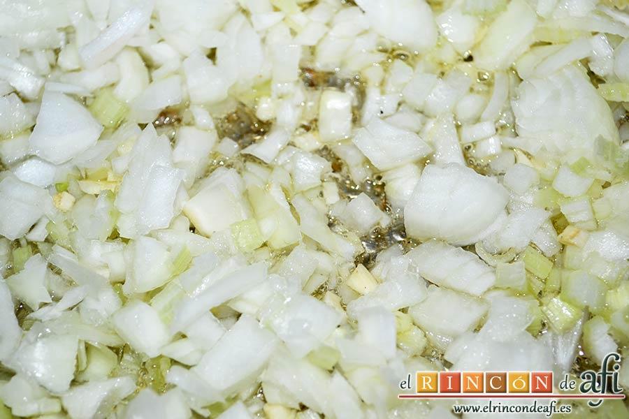 Cottage pie, en ese mismo caldero con un poco más de aceite, sofreír la cebolla y los ajos picaditos