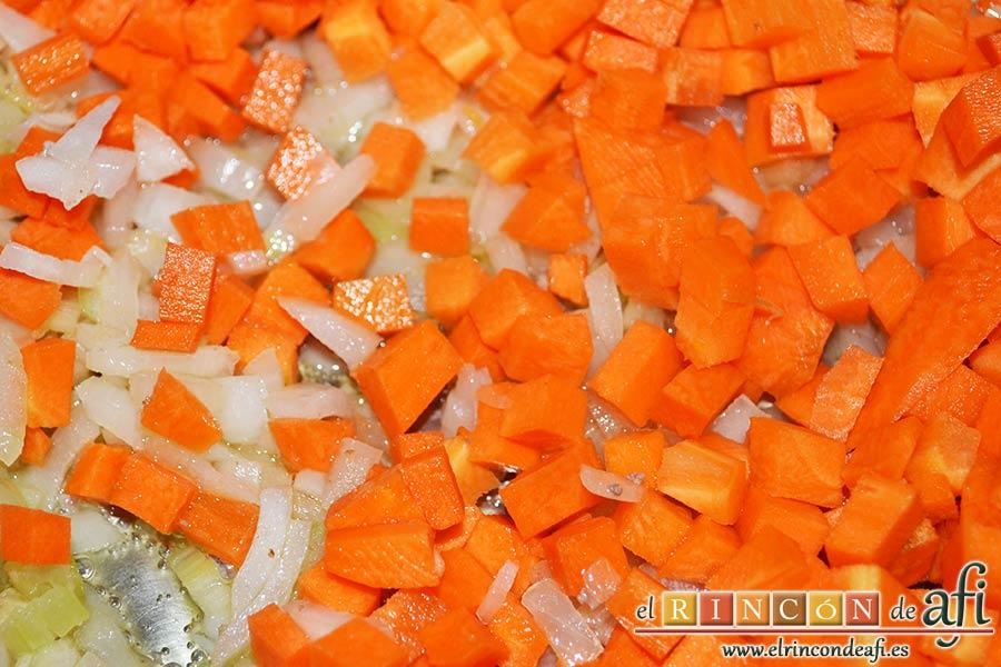 Cottage pie, cuando esté ligeramente transparente la cebolla añadimos la zanahoria y el apio troceados