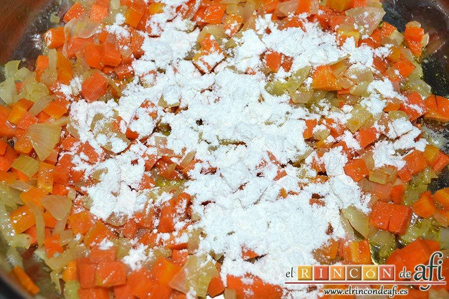 Cottage pie, añadir la harina para que se tueste ligeramente