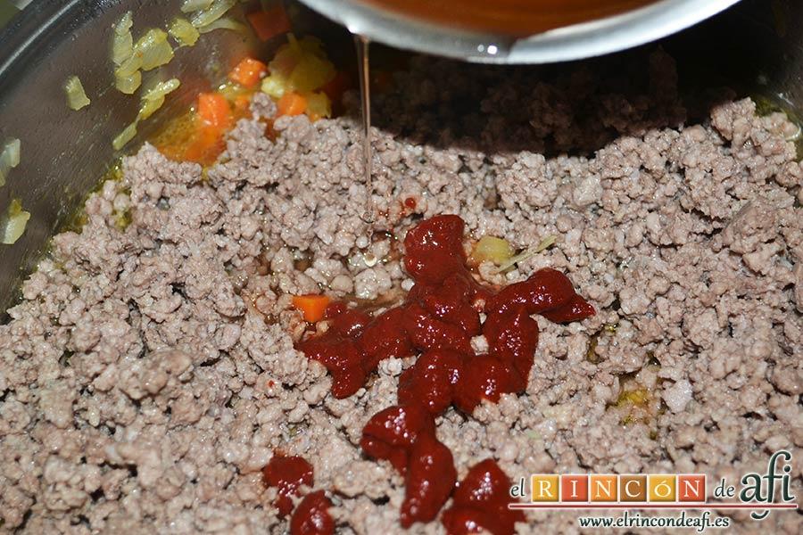 Cottage pie, añadimos la carne y el tomate concentrado