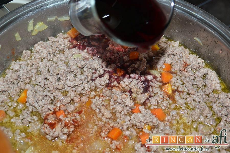 Cottage pie, añadimos el vino tinto