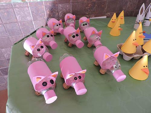 Cerditos hechos con botellas de plástico