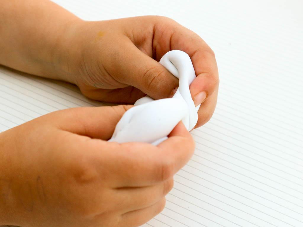 manos jugando con slime casero