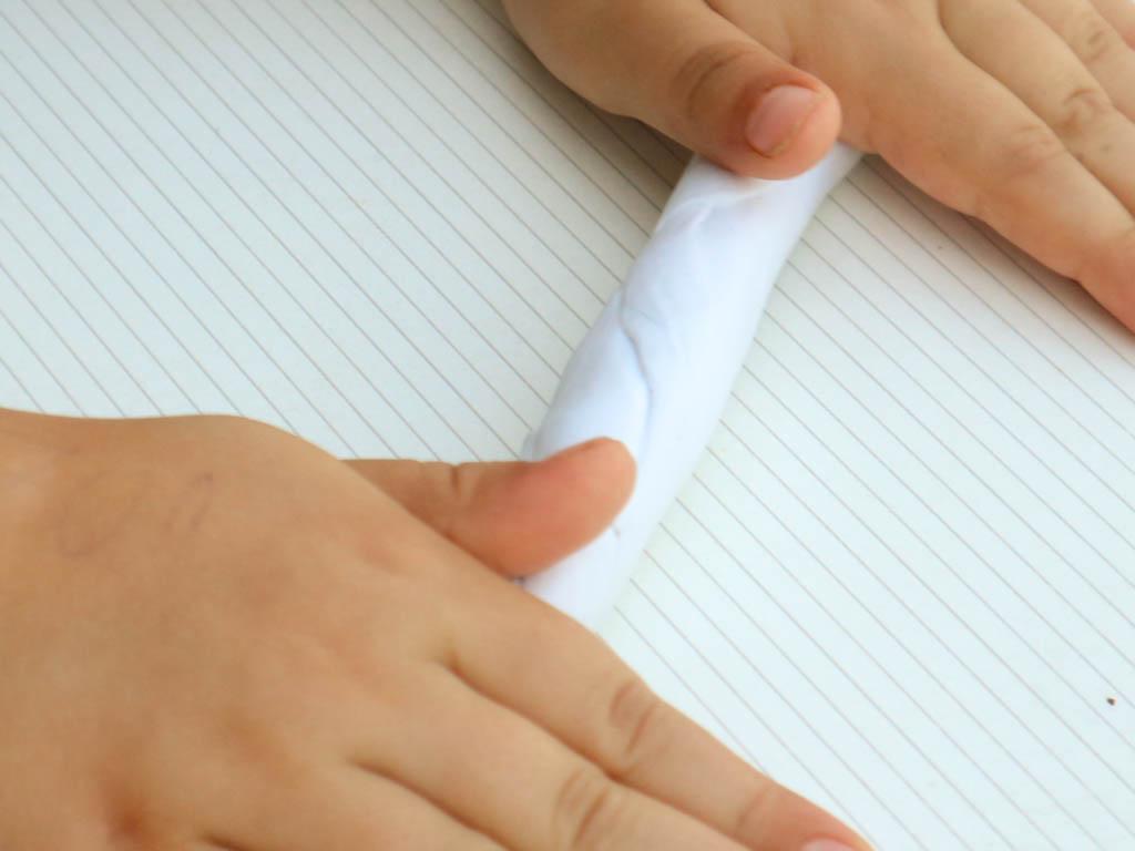 manos de niño jugando con slime casero