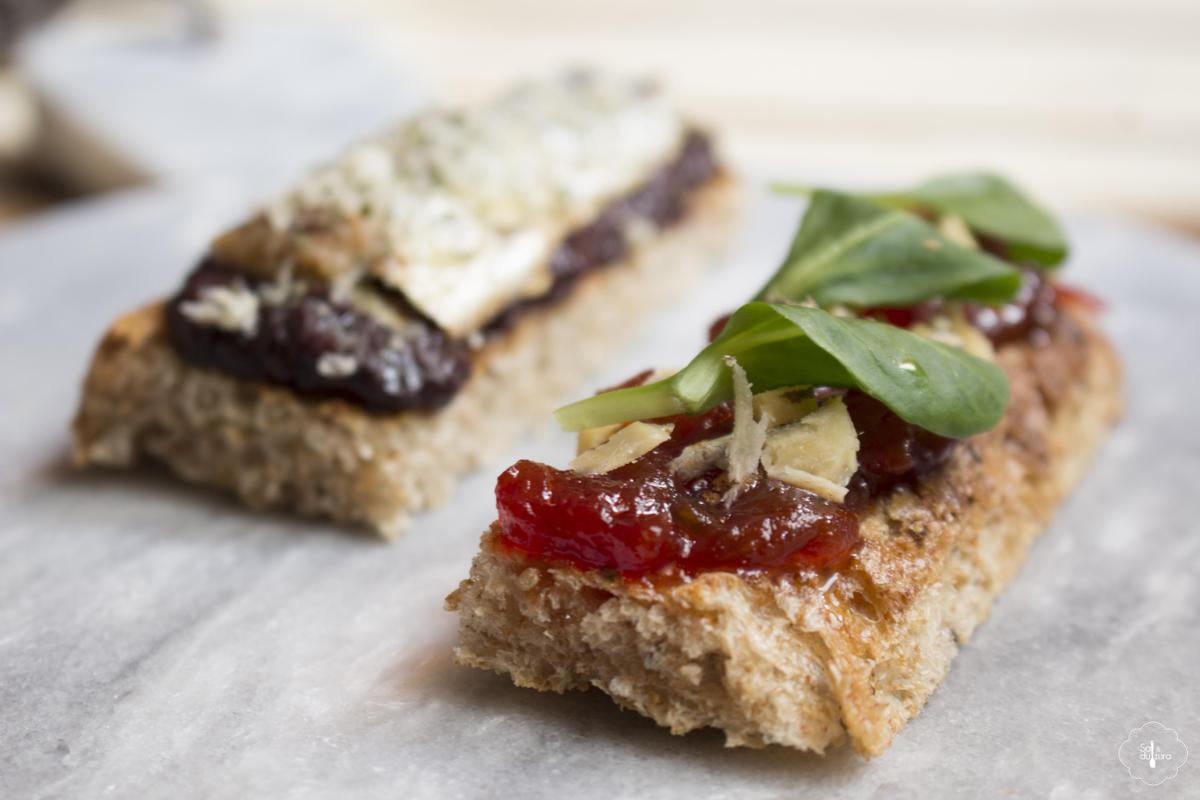 Tostadas con olivada y sardinas, mermalada de tomate y queso