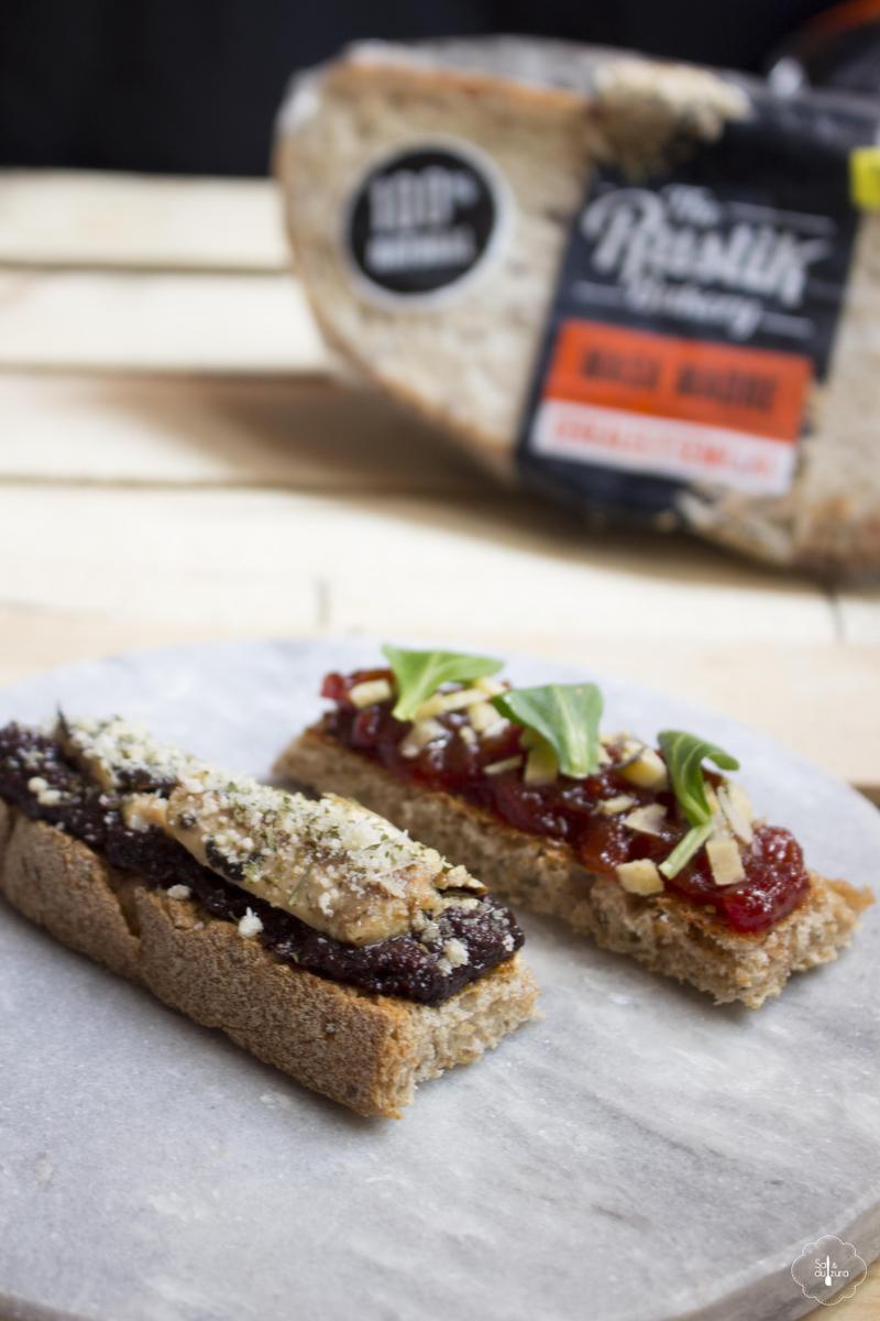 Tostadas con olivada y sardinas, mermalada de tomate y queso