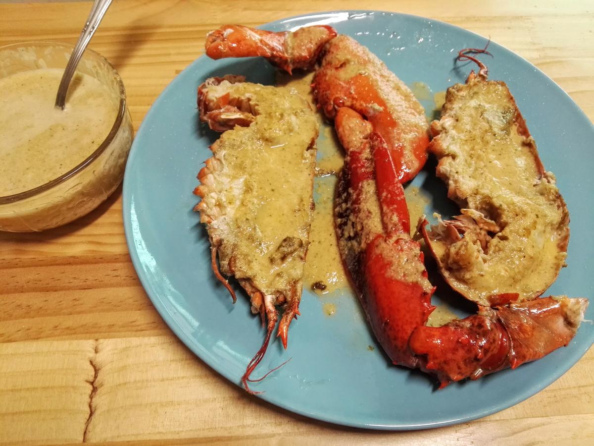 Emplatado del blogavante con salsa de mantequilla