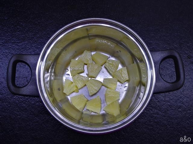 Cortamos las rodajas de piña en trozos.