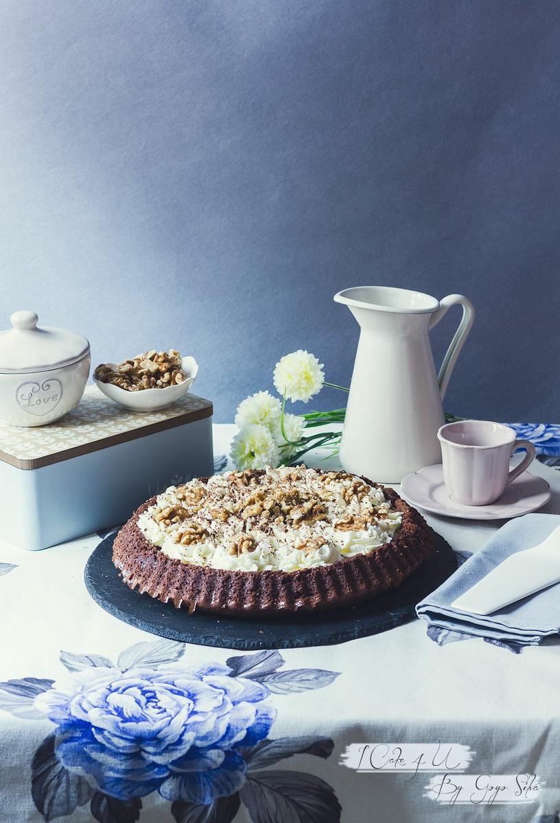 Pastel de Chocolate y Mahonesa con Nata (crema de leche) y Nueces