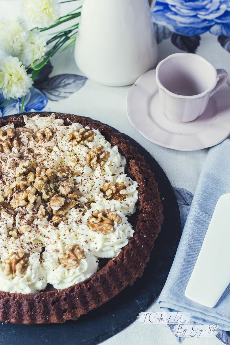 Pastel de Chocolate y Mahonesa con Nata (crema de leche) y Nueces
