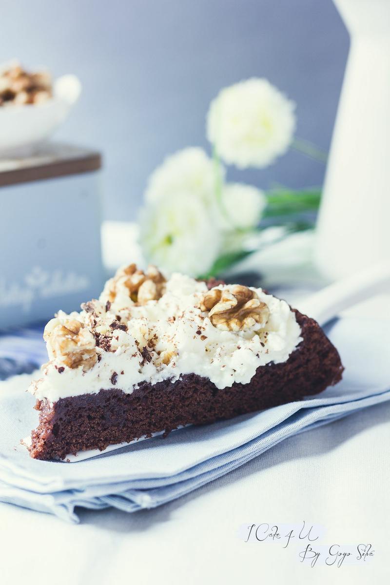 Pastel de Chocolate y Mahonesa con Nata (crema de leche) y Nueces