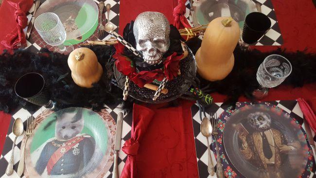 Dos manteles y una mesa de Halloween