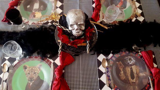 Dos manteles y una mesa de Halloween