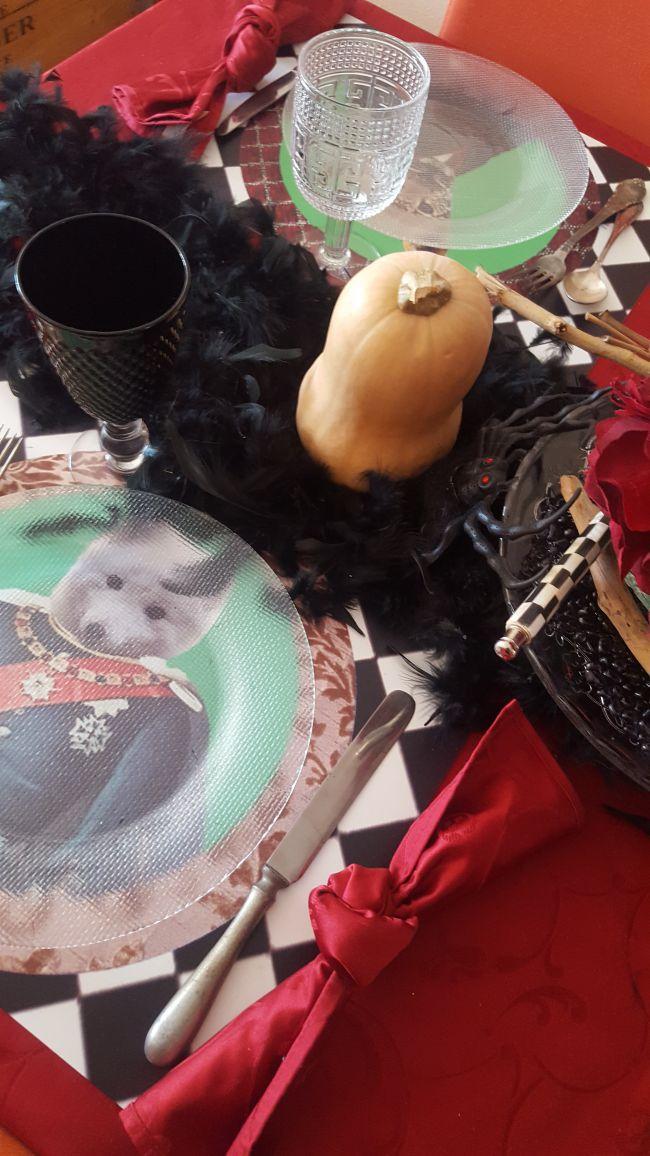 Dos manteles y una mesa de Halloween