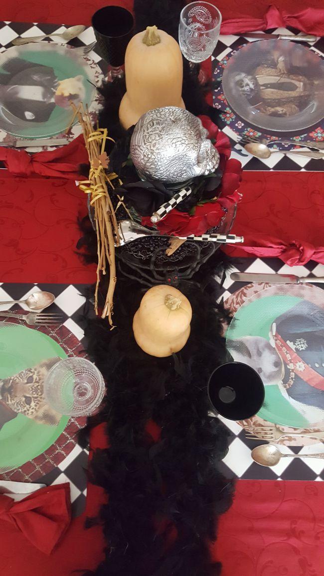 Dos manteles y una mesa de Halloween