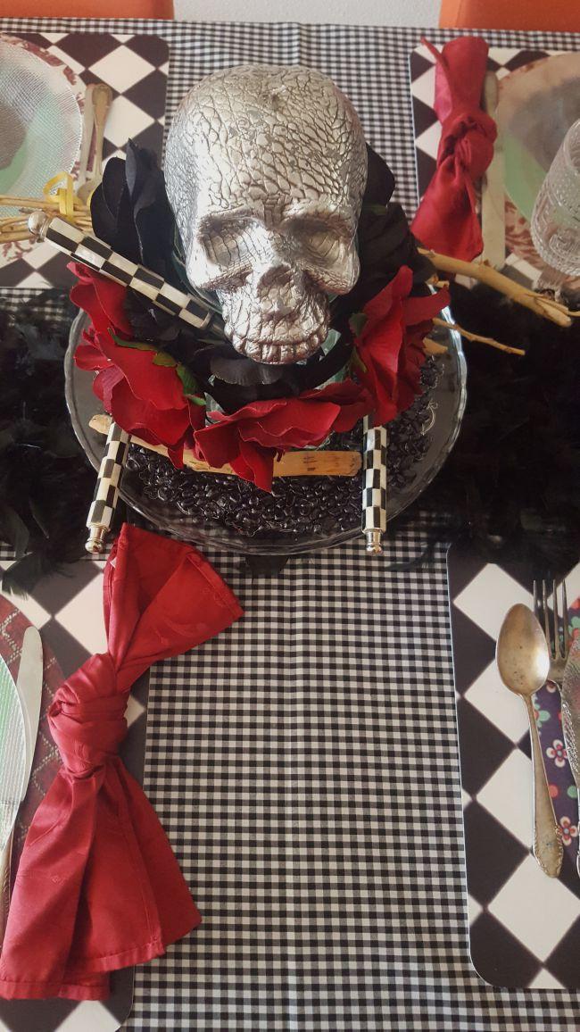 Dos manteles y una mesa de Halloween