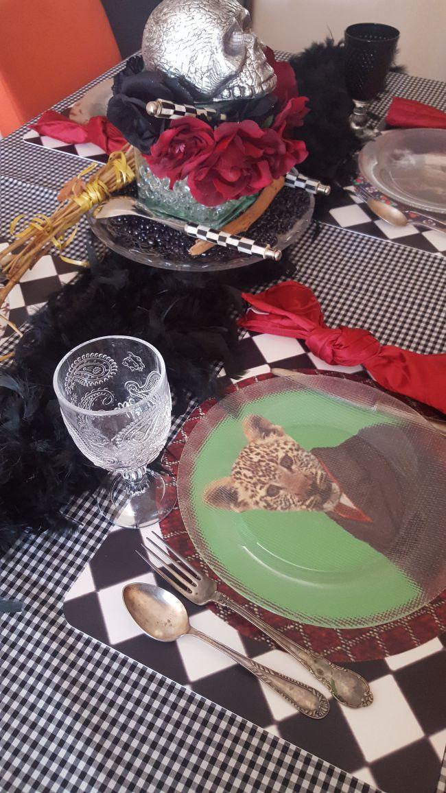 Dos manteles y una mesa de Halloween