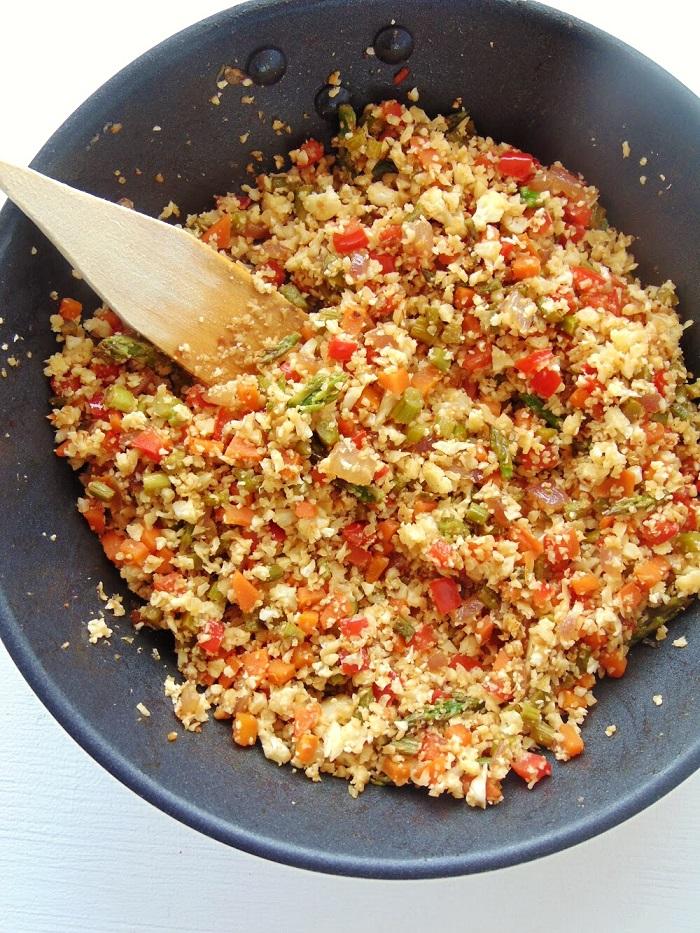 Falso cuscús de coliflor con verduras | coliflor salteada con verduras