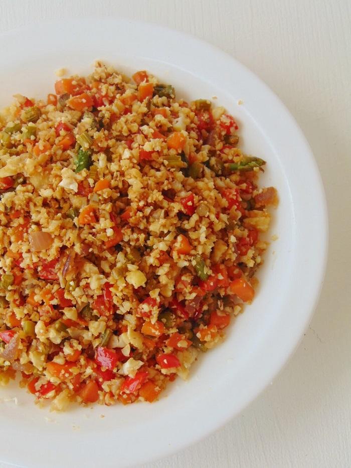 Falso cuscús de coliflor con verduras