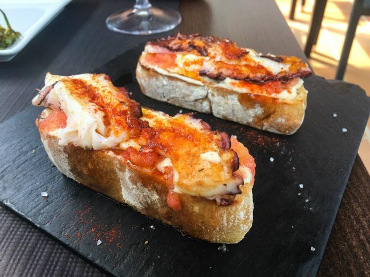 Montadito de pulpo, tetilla, vinagreta de tomate con salsa ali-oli Galicia Vigo