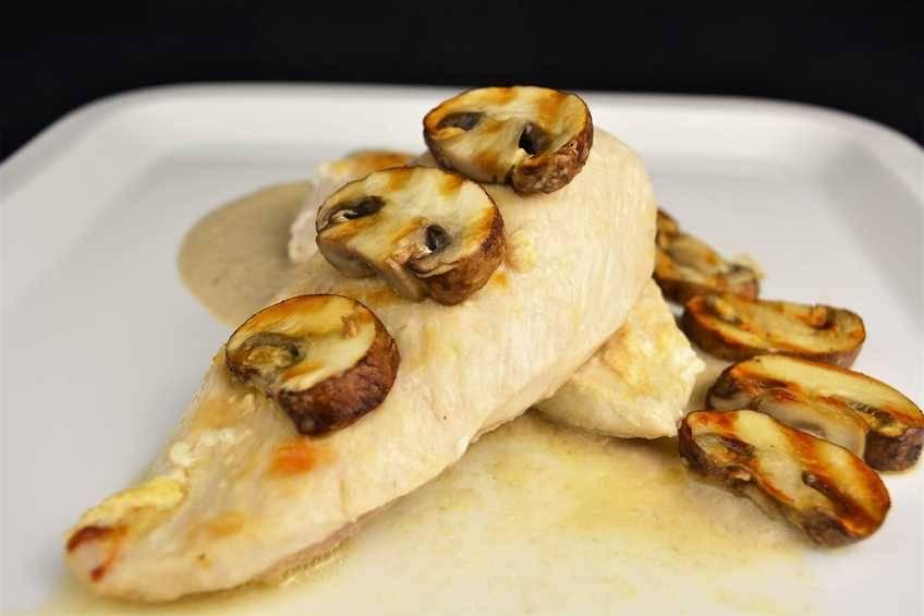 pechugas-de-pollo-con-salsa-cremosa-de-champinones.jpg