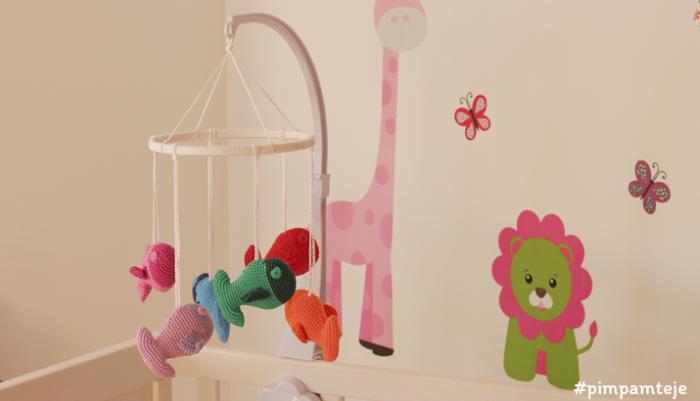 móvil de peces tejidos a ganchillo para la cuna