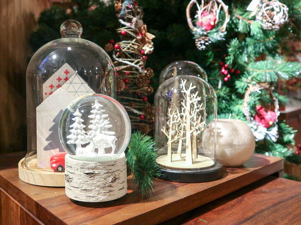 campanas con adornos navideños