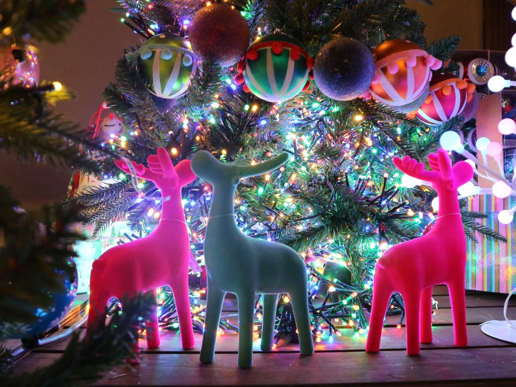 ciervos decorativos y luces de navidad