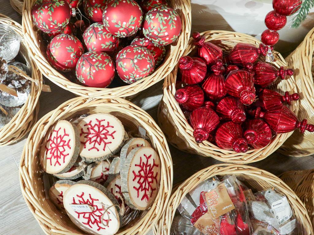 adornos para el arbol en tonos rojos