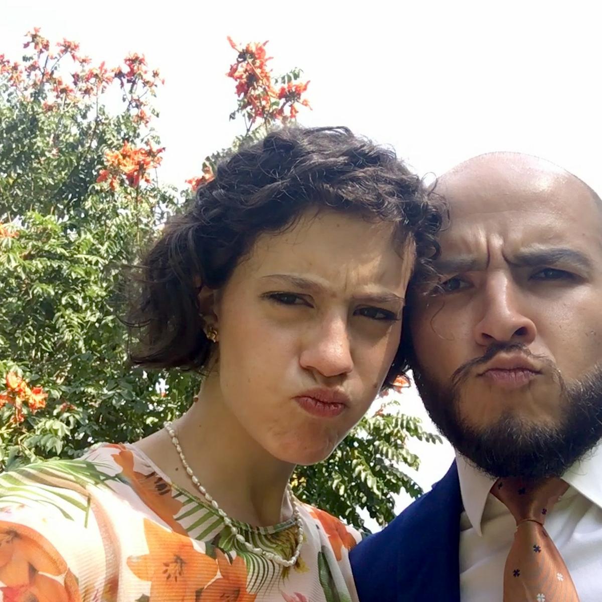 Hacer muecas en pareja