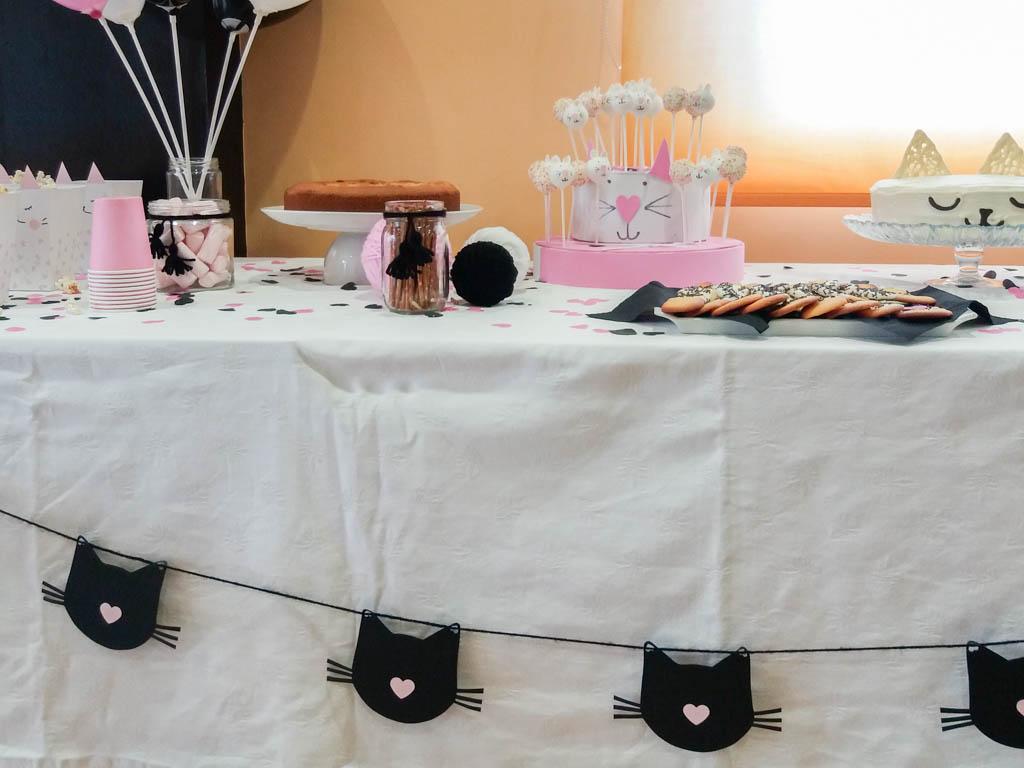 mesa de dulces para cumpleaños de gatos