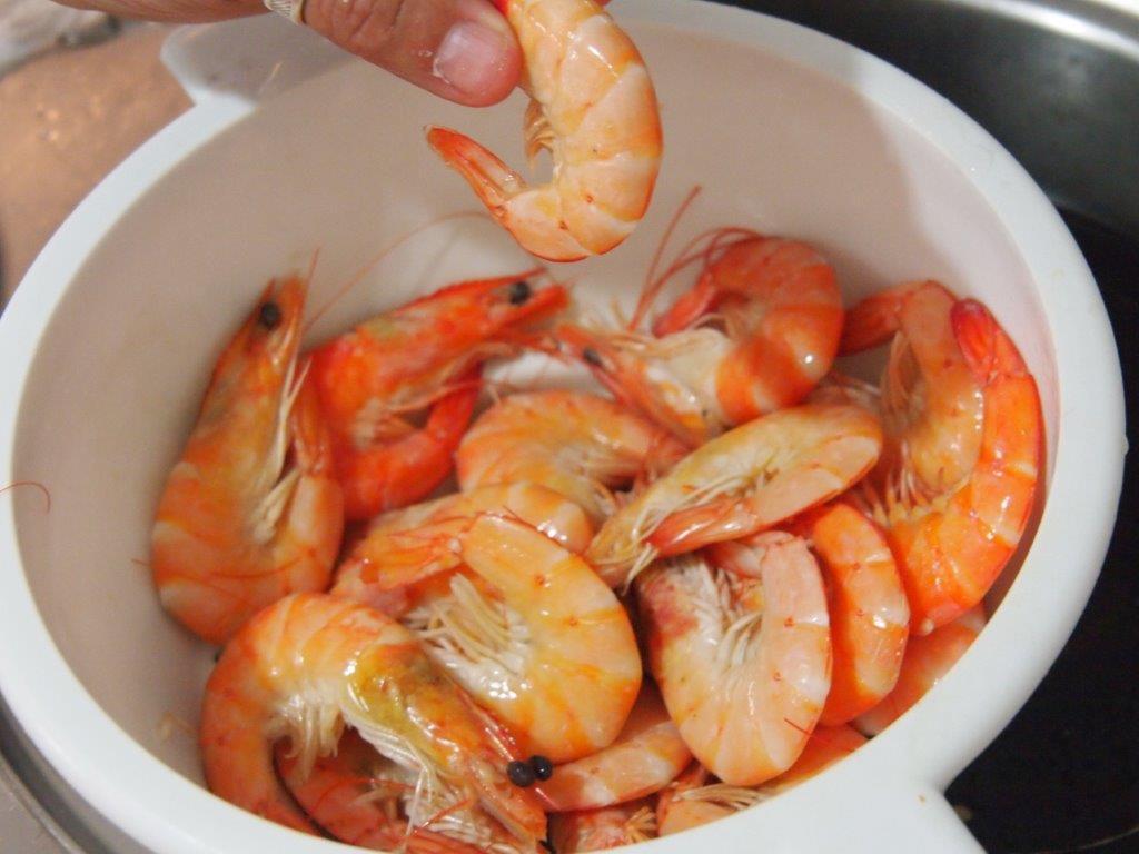 Langostinos cocidos para acompañar la quinoa especiada